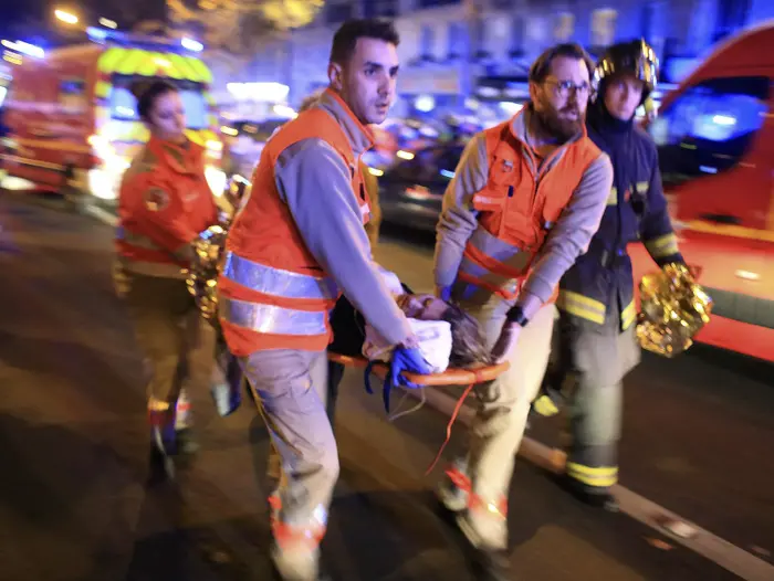 פצועים מהפיגוע בסמוך לבר "לה בל אקיפ" ברובע ה-11 של פריז (AP , אי-פי) פצועים מהפיגוע בסמוך לבר "לה בל אקיפ" ברובע ה-11 של פריז (AP , אי-פי)