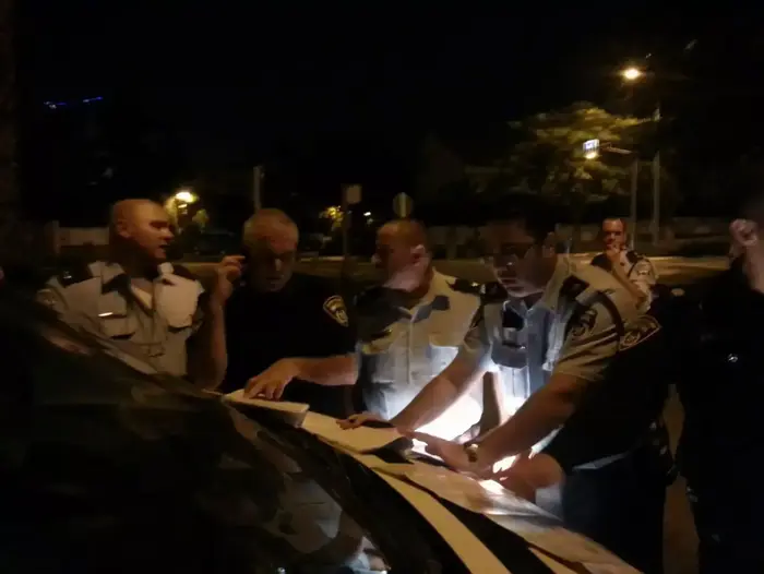 מצוד אחר האסיר הפלילי שנמלט ירון סנקר בראשון לציון 16 נובמבר 2015 (מערכת וואלה! NEWS , אבי אשכנזי) מצוד אחר האסיר הפלילי שנמלט ירון סנקר בראשון לציון 16 נובמבר 2015 (מערכת וואלה! NEWS , אבי אשכנזי)
