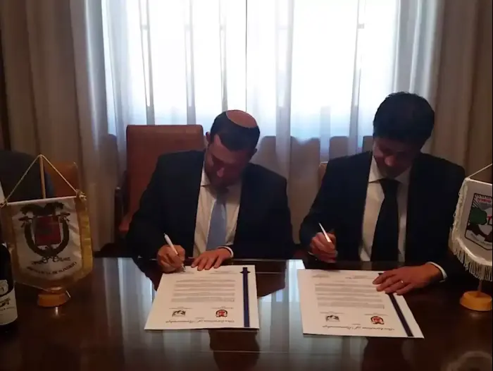 בצל סימון המוצרים: הסכם לשיתוף פעולה כלכלי נחתם בין המועצה האזורית שומרון לחבל באיטליה (צילום מסך) בצל סימון המוצרים: הסכם לשיתוף פעולה כלכלי נחתם בין המועצה האזורית שומרון לחבל באיטליה (צילום מסך)