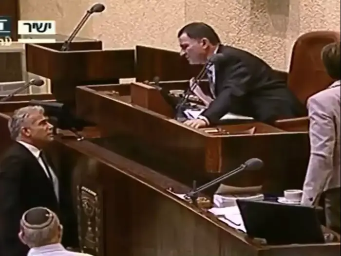 יאיר לפיד ביקש מיו"ר הכנסת להוציא את חזן מהמליאה כי לעג לח"כ אלהרר (ערוץ הכנסת) יאיר לפיד ביקש מיו"ר הכנסת להוציא את חזן מהמליאה כי לעג לח"כ אלהרר (ערוץ הכנסת)