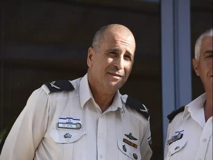 תלת גונדר צביקה ימין, נובמבר 2015 (ראובן קסטרו) תלת גונדר צביקה ימין, נובמבר 2015 (ראובן קסטרו)