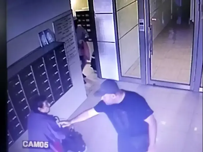 המשטרה מבקשת את עזרת הציבור בניסיון לאתר חשודים בשוד קשישה בתל אביב (ספק 500) המשטרה מבקשת את עזרת הציבור בניסיון לאתר חשודים בשוד קשישה בתל אביב (ספק 500)