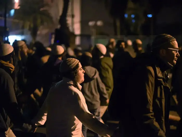מאות פעילי ימין הפגינו מול תחנת משטרת פתח תקווה במחאה על אחזקת החשודים בטרור היהודי, 05 בדצמבר 2015 (נמרוד סונדרס) מאות פעילי ימין הפגינו מול תחנת משטרת פתח תקווה במחאה על אחזקת החשודים בטרור היהודי, 05 בדצמבר 2015 (נמרוד סונדרס)