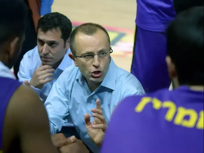 מאמן הפועל חולון דן שמיר (ניב אהרונסון) מאמן הפועל חולון דן שמיר (ניב אהרונסון)