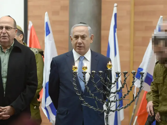 ראש הממשלה ושר הביטחון בהדלקת נרות חנוכה עם לוחמי יחידת דובדבן, 7 בדצמבר 2015 (לשכת העיתונות הממשלתית , עמוס בן גרשום) ראש הממשלה ושר הביטחון בהדלקת נרות חנוכה עם לוחמי יחידת דובדבן, 7 בדצמבר 2015 (לשכת העיתונות הממשלתית , עמוס בן גרשום)
