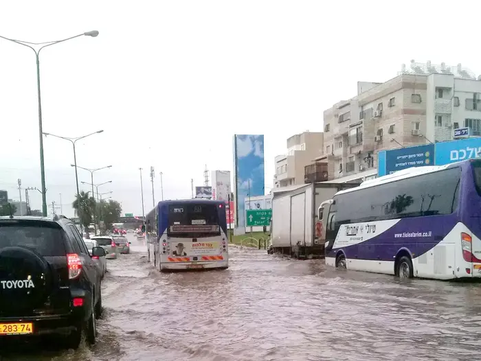 הצפות בבני ברק, 13 בדצמבר 2015 (מערכת וואלה! NEWS) הצפות בבני ברק, 13 בדצמבר 2015 (מערכת וואלה! NEWS)