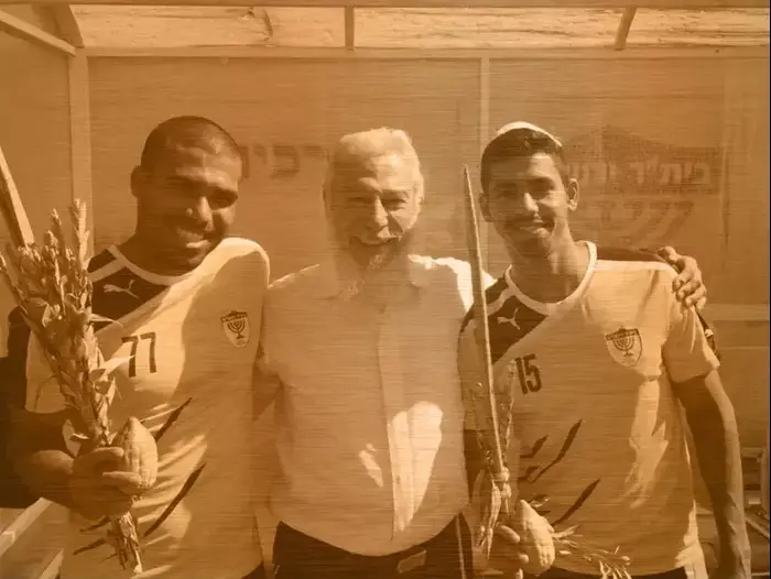 הרב עמי פייקובסקי עם שחקני בית?ר ירושלים (באדיבות הרב) (באדיבות המצולמים) הרב עמי פייקובסקי עם שחקני בית?ר ירושלים (באדיבות הרב) (באדיבות המצולמים)