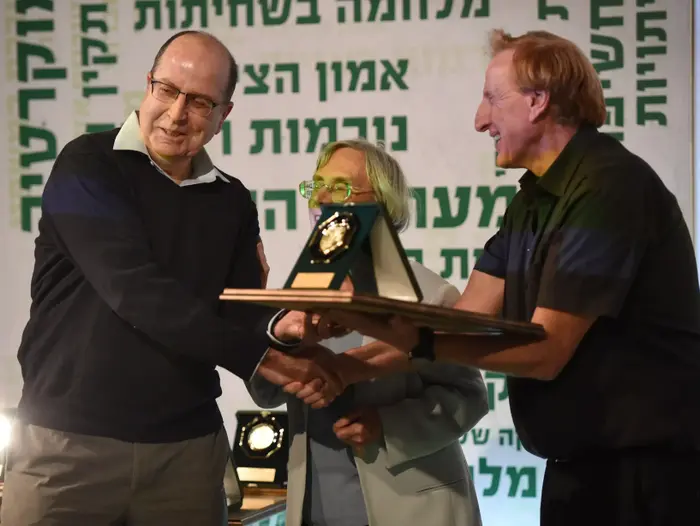 שר הביטחון משה יעלון בטקס הענקת אות אביר איכות השלטון. 16 בדצמבר 2015. (משרד הביטחון , דיאנה חננשווילי) שר הביטחון משה יעלון בטקס הענקת אות אביר איכות השלטון. 16 בדצמבר 2015. (משרד הביטחון , דיאנה חננשווילי)