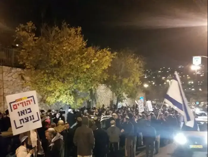 הפגנה בירושלים נגד תנאי מעצרם של החשודים בפיגוע ההצתה בדומא. 19 בדצמבר 2015. (מערכת וואלה! NEWS , חוננו) הפגנה בירושלים נגד תנאי מעצרם של החשודים בפיגוע ההצתה בדומא. 19 בדצמבר 2015. (מערכת וואלה! NEWS , חוננו)