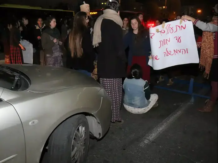 הפגנות נגד חקירות השב"כ בגשר המיתרים בירושלים 20 דצמבר 2015 (מערכת וואלה! NEWS , הלל מאיר/TPS) הפגנות נגד חקירות השב"כ בגשר המיתרים בירושלים 20 דצמבר 2015 (מערכת וואלה! NEWS , הלל מאיר/TPS)