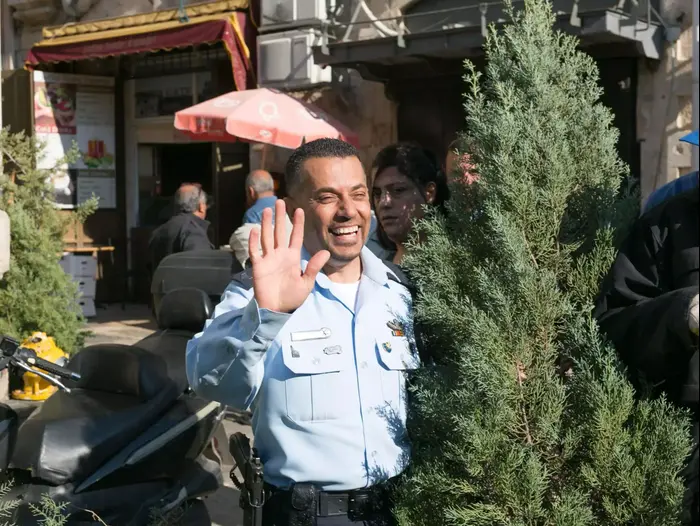 חלוקת עצי אשוח בשער יפו בירושלים לכבוד חג המולד (מור שאולי) חלוקת עצי אשוח בשער יפו בירושלים לכבוד חג המולד (מור שאולי)