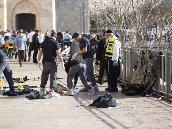 זירת פיגוע הדקירה סמוך לשער יפו, ירושלים. 23 בדצמבר 2015 (נועם מושקוביץ) זירת פיגוע הדקירה סמוך לשער יפו, ירושלים. 23 בדצמבר 2015 (נועם מושקוביץ)