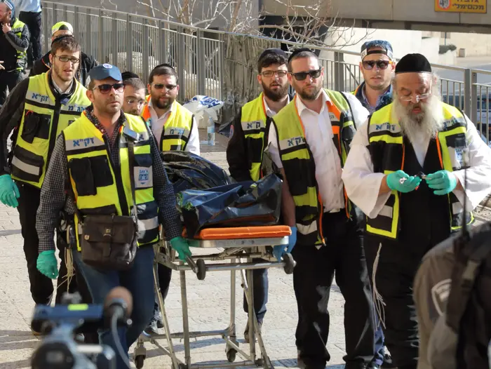 זירת פיגוע הדקירה סמוך לשער יפו, ירושלים. 23 בדצמבר 2015 (מערכת וואלה! NEWS , TPS הלל מאיר) זירת פיגוע הדקירה סמוך לשער יפו, ירושלים. 23 בדצמבר 2015 (מערכת וואלה! NEWS , TPS הלל מאיר)