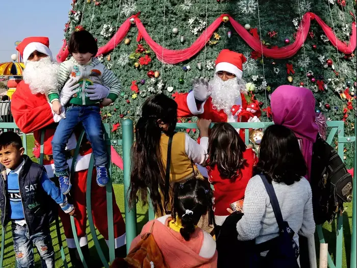 ילדים משחקים בפארק שעוטר לכבוד חג המולד בבגדאד, עיראק, 21 בדצמבר 2015 (AP) ילדים משחקים בפארק שעוטר לכבוד חג המולד בבגדאד, עיראק, 21 בדצמבר 2015 (AP)