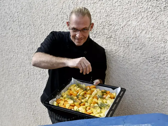 אלכס גולדברג מבשל עם קנאביס (מגד גוזני) אלכס גולדברג מבשל עם קנאביס (מגד גוזני)