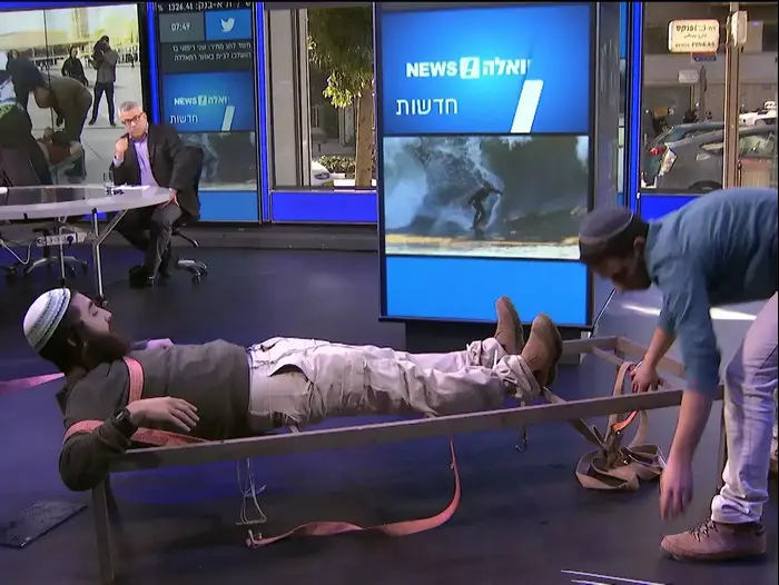 צבי סוכות והרב יוסף פלאי באולפן - הדגמה של מיצגי העינויים של השב"כ (מערכת וואלה! NEWS) צבי סוכות והרב יוסף פלאי באולפן - הדגמה של מיצגי העינויים של השב"כ (מערכת וואלה! NEWS)