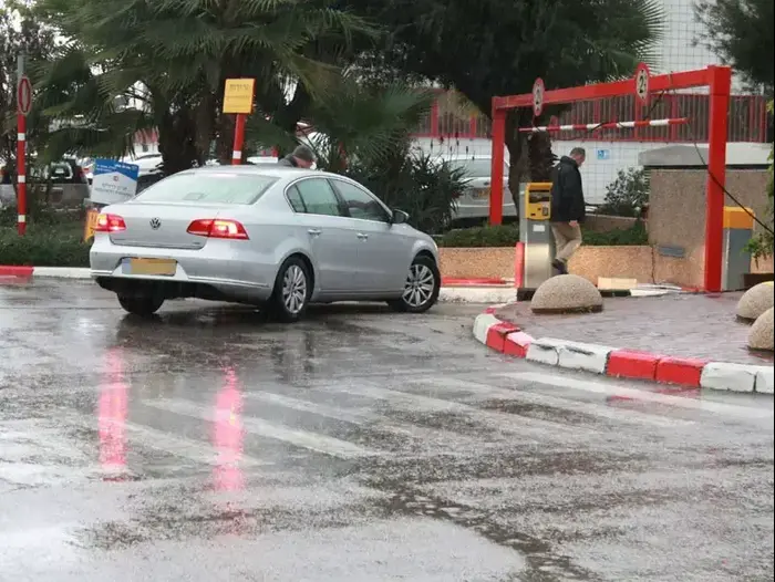 שרה נתניהו מגיעה לחקירה בלהב 433. דצמבר 2015 (ניב אהרונסון) שרה נתניהו מגיעה לחקירה בלהב 433. דצמבר 2015 (ניב אהרונסון)