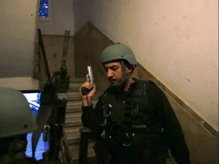 שוטרים מחפשים אחר היורה ברחוב דיזנגוף בתל אביב. 1 בינואר 2016. (רויטרס) שוטרים מחפשים אחר היורה ברחוב דיזנגוף בתל אביב. 1 בינואר 2016. (רויטרס)