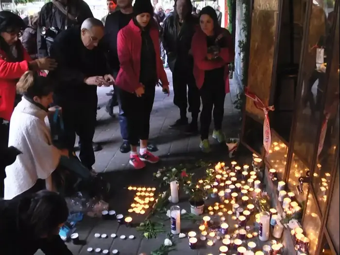 עשרות בני אדם הגיעו לזירת הפיגוע ברחוב דיזנגוף והניחו נרות לזכר הקורבנות (ניב אהרונסון)