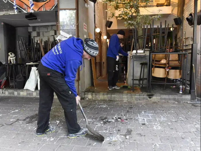 זירת פיגוע הירי ברחוב דיזנגוף תל אביב, 4 בינואר 2016 (ראובן קסטרו) זירת פיגוע הירי ברחוב דיזנגוף תל אביב, 4 בינואר 2016 (ראובן קסטרו)