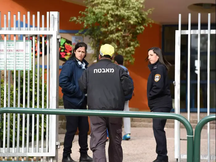 שוטרים בכניסה לבית ספר בשכונת רמת אביב, תל אביב. 4 בינואר 2016 (ראובן קסטרו) שוטרים בכניסה לבית ספר בשכונת רמת אביב, תל אביב. 4 בינואר 2016 (ראובן קסטרו)
