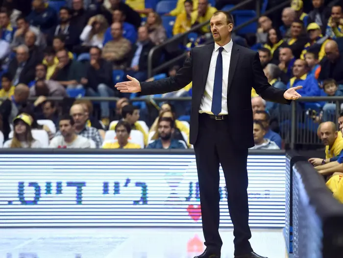 ז'אן טבק מאמן מכבי תל אביב (ברני ארדוב) ז'אן טבק מאמן מכבי תל אביב (ברני ארדוב)