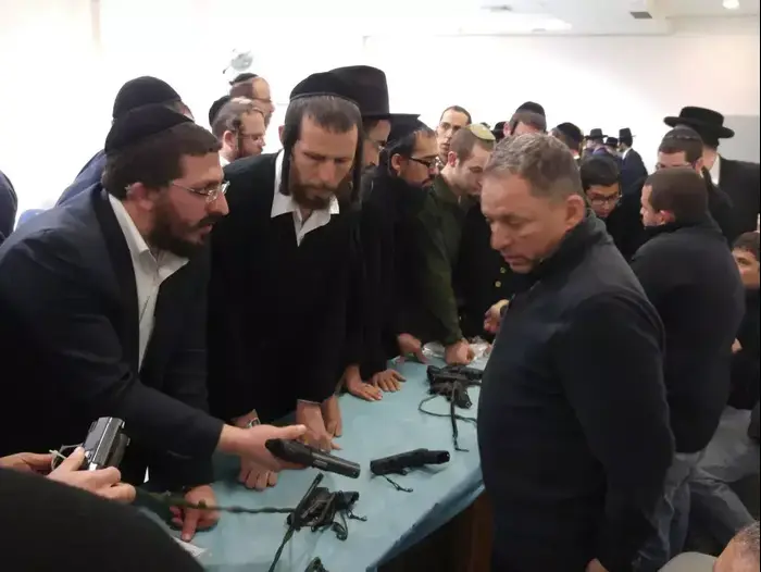 אירוע למכירת כלי נשק בביתר עילית, 6 בינואר 2016 (מערכת וואלה! NEWS) אירוע למכירת כלי נשק בביתר עילית, 6 בינואר 2016 (מערכת וואלה! NEWS)