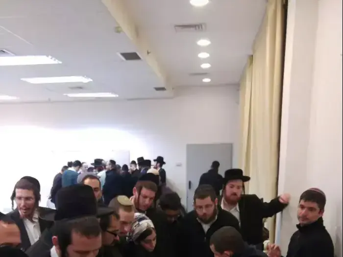 אירוע למכירת כלי נשק בביתר עילית, 6 בינואר 2016 (מערכת וואלה! NEWS) אירוע למכירת כלי נשק בביתר עילית, 6 בינואר 2016 (מערכת וואלה! NEWS)