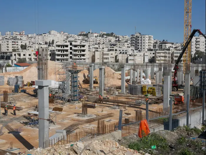 רמי לוי על רקע אזור התעשייה בעטרות שם הוא מתעתד לבנות קניון (מור שאולי) רמי לוי על רקע אזור התעשייה בעטרות שם הוא מתעתד לבנות קניון (מור שאולי)