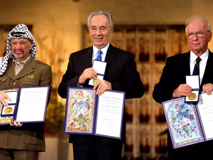 יצחק רבין, שמעון פרס ויאסר ערפאת מקבלים פרס נובל לשלום, 1994 (GettyImages) יצחק רבין, שמעון פרס ויאסר ערפאת מקבלים פרס נובל לשלום, 1994 (GettyImages)
