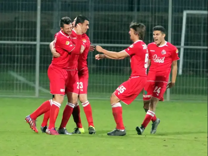 שחקני הפועל חיפה חוגגים עם ז'רקו קוראץ' (אדריאן הרבשטיין) שחקני הפועל חיפה חוגגים עם ז'רקו קוראץ' (אדריאן הרבשטיין)