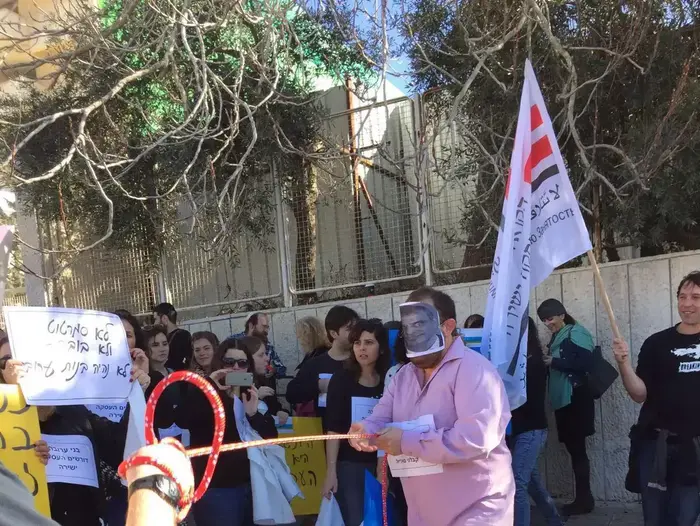 הפגנת עובדי עיריית ירושלים נגד שר האוצר מול ישיבת הממשלה על רקע המחלוקות הכספיות בין כחלון לברקת. 17 בינואר 2016 (ספק 500 , איגוד העובדים הסוציאליים) הפגנת עובדי עיריית ירושלים נגד שר האוצר מול ישיבת הממשלה על רקע המחלוקות הכספיות בין כחלון לברקת. 17 בינואר 2016 (ספק 500 , איגוד העובדים הסוציאליים)