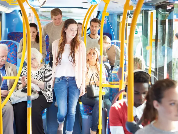 נוסעת באוטובוס (ShutterStock) נוסעת באוטובוס (ShutterStock)