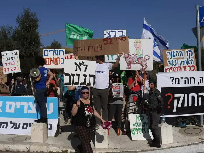 הפנת מחאה בנושא הגז מחוץ לבית המשפט העליון לפני הצהרת נתניהו בבג"צ (נועם מושקוביץ) הפנת מחאה בנושא הגז מחוץ לבית המשפט העליון לפני הצהרת נתניהו בבג"צ (נועם מושקוביץ)