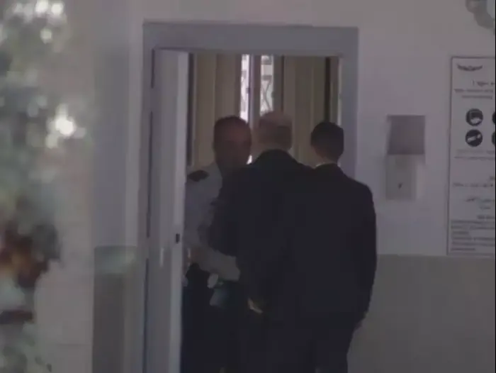 אולמרט נכנס לכלא: "כופר באישומים, שילמתי מחיר יקר מדי" (מערכת וואלה! NEWS) אולמרט נכנס לכלא: "כופר באישומים, שילמתי מחיר יקר מדי" (מערכת וואלה! NEWS)
