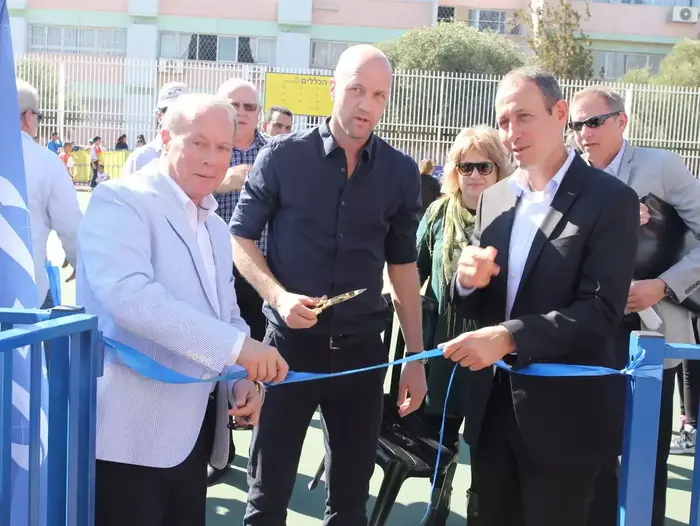 שמעון לנקרי ראש עיריית עכו עם ג'ורדי קרויף (אדריאן הרבשטיין) שמעון לנקרי ראש עיריית עכו עם ג'ורדי קרויף (אדריאן הרבשטיין)