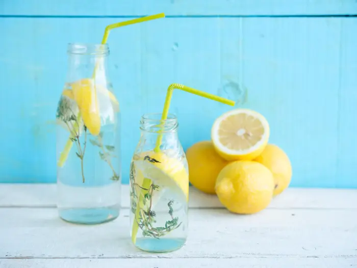 מים עם לימון (ShutterStock) מים עם לימון (ShutterStock)