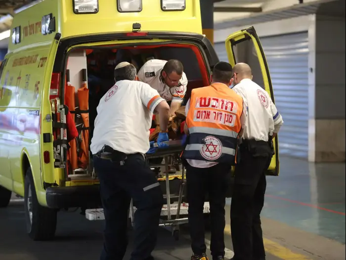 פינוי פצוע קשה מפיגוע הדקירה בשער בנימין לבית החולים שערי צדק. פברואר 2016 (נועם מושקוביץ) פינוי פצוע קשה מפיגוע הדקירה בשער בנימין לבית החולים שערי צדק. פברואר 2016 (נועם מושקוביץ)