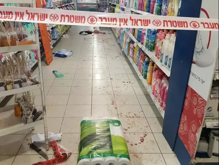 זירת פיגוע הדקירה בשער בנימין. פברואר 2016 (חטיבת דובר המשטרה) זירת פיגוע הדקירה בשער בנימין. פברואר 2016 (חטיבת דובר המשטרה)