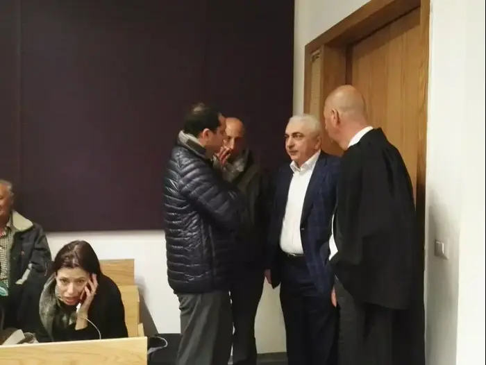 מימין: עורך הדין נתי שמחוני, אברהם נניקשווילי ויועץ התקשורת משה דבי בהקראת אישום בתיק פואד במחוזי תל אביב (דנה ירקצי , באמצעות סמארטפון של וואווי Huawei) מימין: עורך הדין נתי שמחוני, אברהם נניקשווילי ויועץ התקשורת משה דבי בהקראת אישום בתיק פואד במחוזי תל אביב (דנה ירקצי , באמצעות סמארטפון של וואווי Huawei)