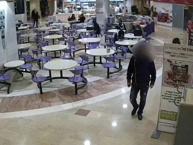 חשוד בגניבה ממאושפזים בבית חולים רמב"ם, חיפה. פברואר 2016 (צילום מסך , מצלמות אבטחה) חשוד בגניבה ממאושפזים בבית חולים רמב"ם, חיפה. פברואר 2016 (צילום מסך , מצלמות אבטחה)