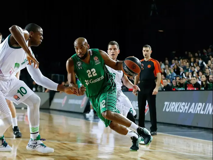 ג'מון גורדון שחקן דרושאפקה מול מלאגה (GettyImages) ג'מון גורדון שחקן דרושאפקה מול מלאגה (GettyImages)