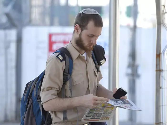 חיילים עם זקן, תל אביב. מרץ 2016 (ראובן קסטרו) חיילים עם זקן, תל אביב. מרץ 2016 (ראובן קסטרו)
