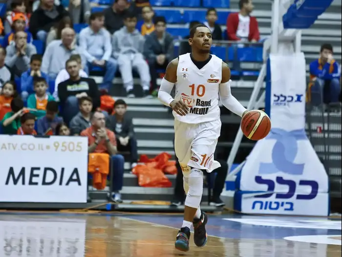 שחקן מכבי ראשון לציון מארק ליונס (מגד גוזני) שחקן מכבי ראשון לציון מארק ליונס (מגד גוזני)