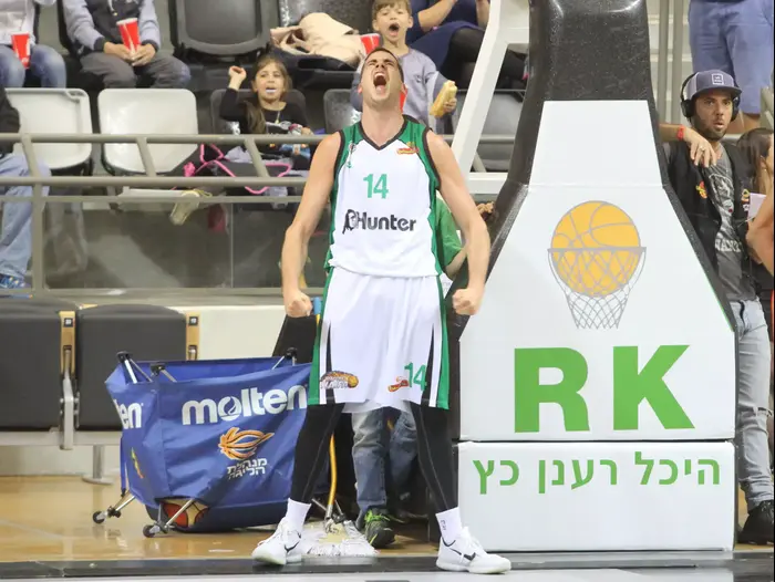עוז בלייזר שחקן מכבי חיפה (אמצע) עם חנן קולמן, גרגורי ורגאס (אדריאן הרבשטיין) עוז בלייזר שחקן מכבי חיפה (אמצע) עם חנן קולמן, גרגורי ורגאס (אדריאן הרבשטיין)