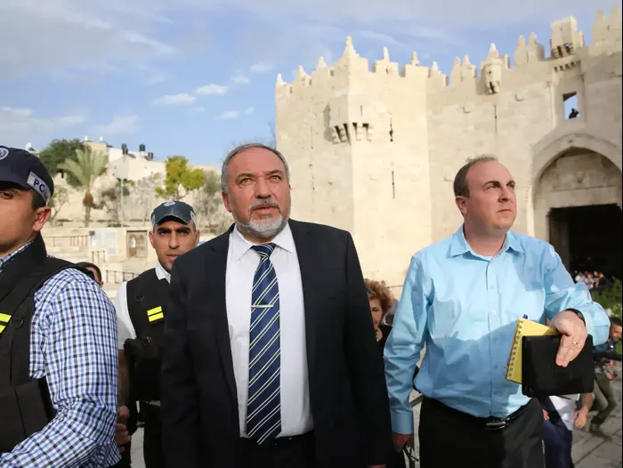 יו"ר מפלגת "ישראל ביתנו" אביגדור ליברמן בביקור במקום פיגוע הירי בשער שכם, ירושלים. מרץ 2016 (תצפית TPS , הלל מאיר) יו"ר מפלגת "ישראל ביתנו" אביגדור ליברמן בביקור במקום פיגוע הירי בשער שכם, ירושלים. מרץ 2016 (תצפית TPS , הלל מאיר)