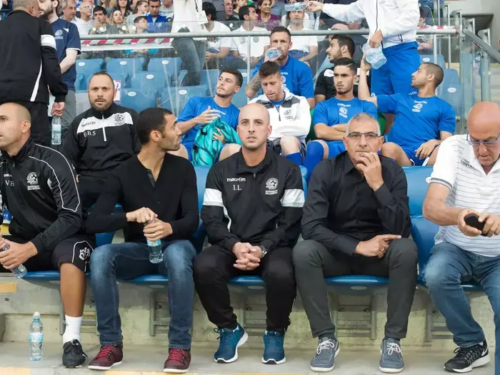 דני גולן מאמן מכבי פתח תקוה (שני מימין) עם עוזרו ייטב לוזון (ניב אהרונסון)