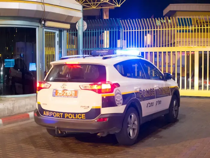 ניידת משטרה מחוץ לטרמינל 1, נמל התעופה בן גוריון. מרץ 2016 (ניב אהרונסון) ניידת משטרה מחוץ לטרמינל 1, נמל התעופה בן גוריון. מרץ 2016 (ניב אהרונסון)