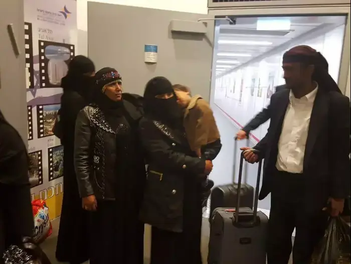 עולים יהודים מתימן שעלו במסגרת מבצע 'מקצה תימן', נמל התעופה בן גוריון. 20 במרץ 2016 (מערכת וואלה! NEWS , אריאל די פורטו - הסוכנות היהודית)