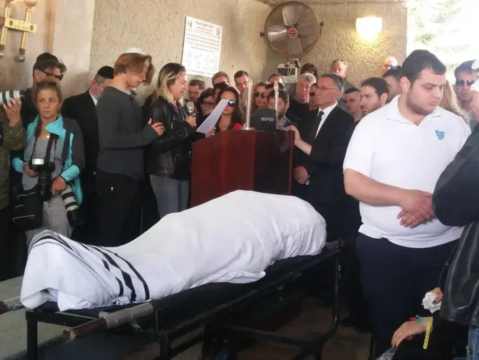 הלווית אברהם גולדמן, הרוג בפיגוע באיסטנבול, בית העלמין בחולון. מרץ 2016 (יותם רונן) הלווית אברהם גולדמן, הרוג בפיגוע באיסטנבול, בית העלמין בחולון. מרץ 2016 (יותם רונן)